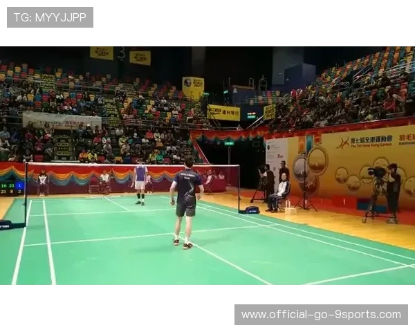 羽毛球反手救球飞出界外再救回：极限挑战与运动精神的完美呈现